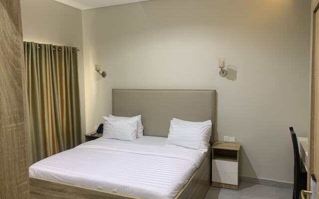 Greywood Hotel and Apartments
