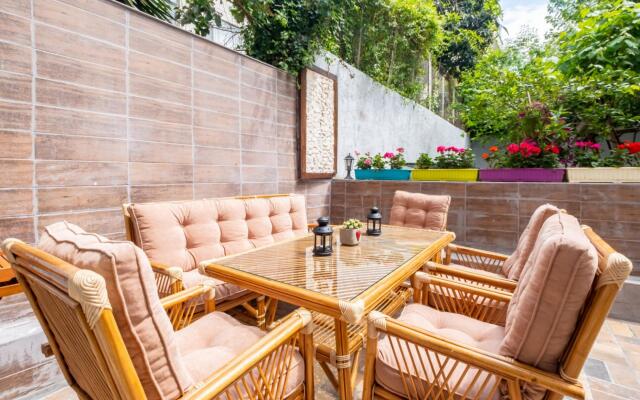 Flat with Garden Close to Coast in Uskudar