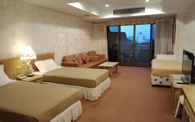 Cha-Am Grand Condotel by Frank