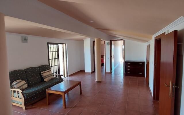 Stunning 8-bed Villa in Estoi