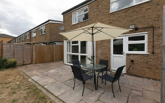 Skyvillion - Lush 2 Bed Hydean Way House & Garden
