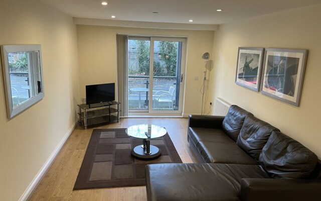 Continental Apartments -2-bed Farnborough Train St