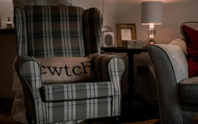 The Cwtch Apartment - Sea Views Walk to Beach