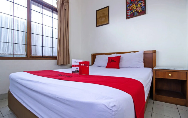 Residences by RedDoorz near Rumah Mode