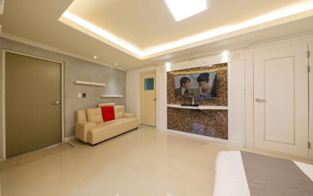 Nami Island Thira Pension