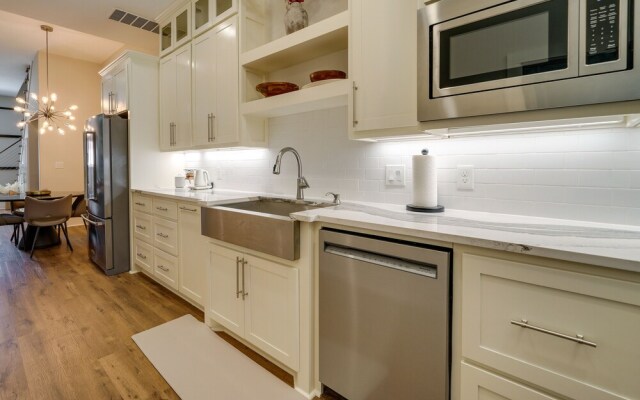 Upscale Texarkana Townhome, Walk to Downtown!