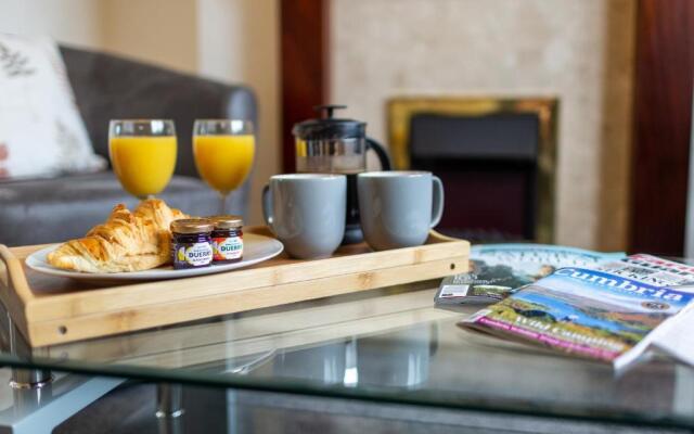 Adrian House, near Hospital, easy parking + garden