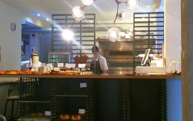 Modern 2 Bedroom Apartment Near the Sea