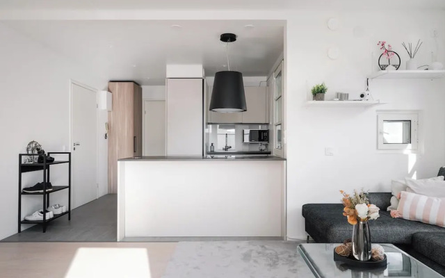 Modern 1BR Apartment with Balcony