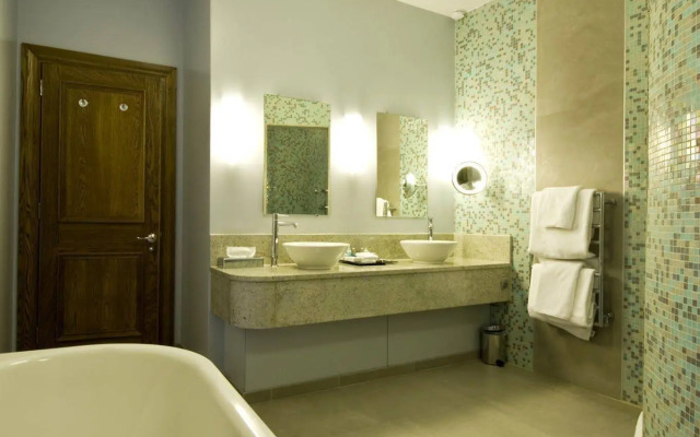 South Lodge Hotel