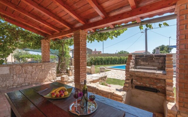 Nice Home in Liznjan With 4 Bedrooms, Internet and Outdoor Swimming Pool