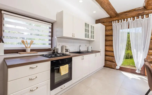 Awesome Caravan in Slunj with Hot Tub, WiFi & 2 Bedrooms