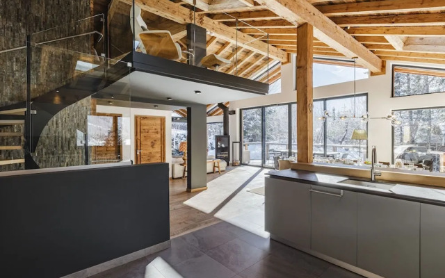 Chalet Black Squirrel Luxury Retreat With hot tub Sauna