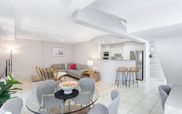 Sandcastles, 1/8 Ala Moana Way