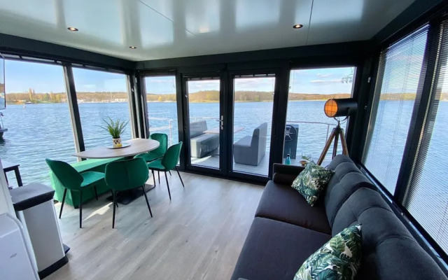 Houseboat Mookerplas With a View