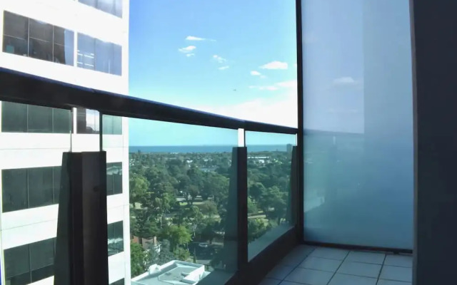 Light Filled Modern 1 Bedroom Apartment Close To Beach