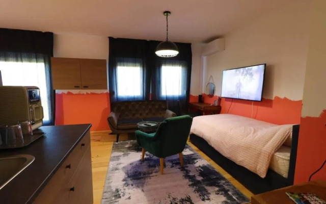 Room Emma,between bus and train station,Netflix,speed Wi-Fi
