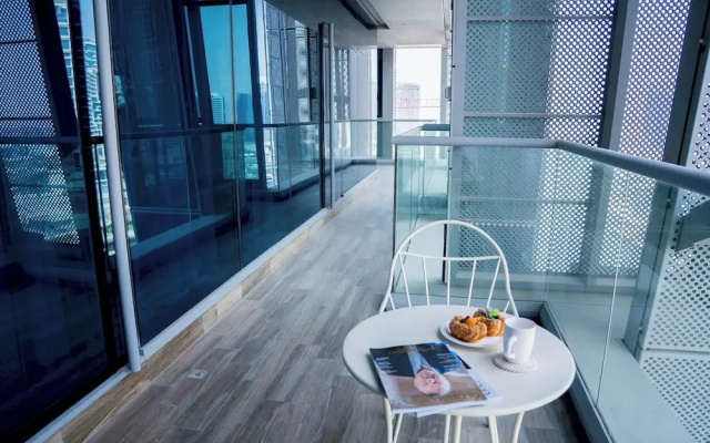 Cozy 1BR With Canal Views Full Amenities