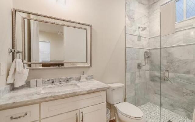 Spacious 3BR on Carondelet by Hosteeva