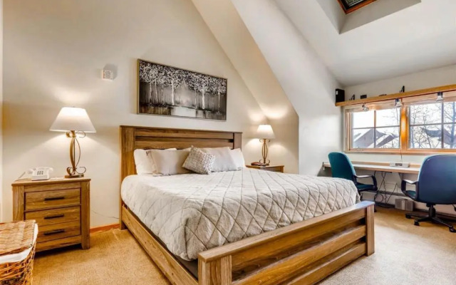 1 Bedroom Plus Murphy Mountain Condo in River Run Village With Mountain Views and Walking Distance to Ski Slopes