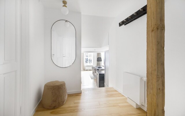 Sanders Regent - Popular 3-bdr Apt With Balcony