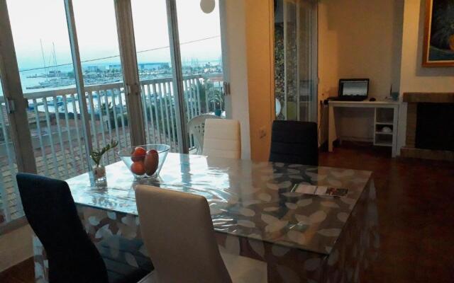 2 bedroom's flat on the beach, City center, 1 line