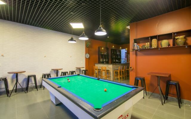 Au Lac Bar & Hostel