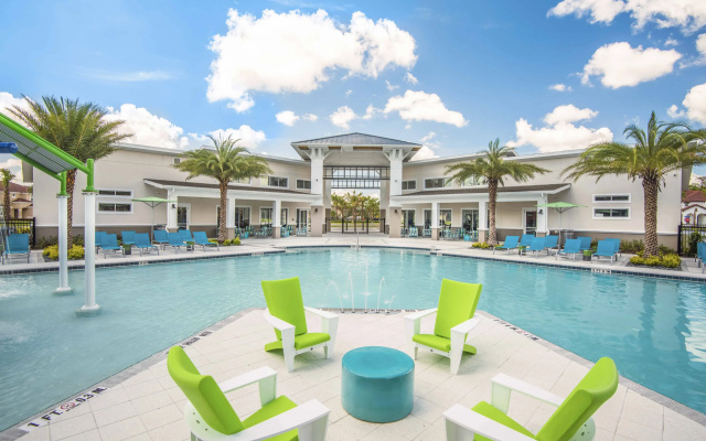 Magical 6-bedroom w/ pool , Kissimmee, US