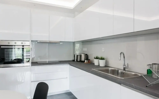 Stellar 3BR Apartment with Balcony