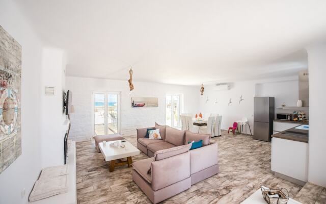 Funky holiday home with pool, next to the beach by VillaRentalsgr