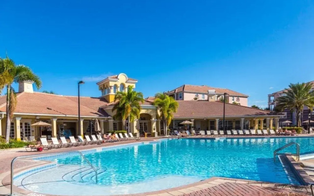 Luxury Oasis 3 Bedroom Condo by RedAwning