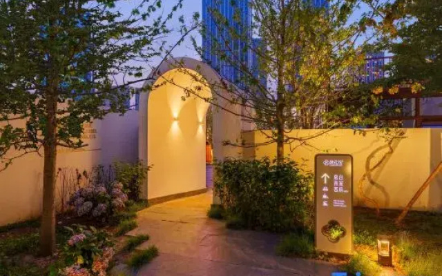 Linhua Courtyard Hotel (Dalian Xinghai Square Convention Center Subway Station)