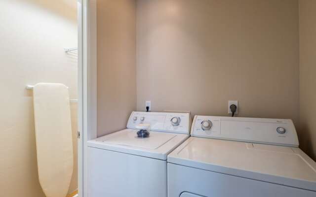 4BR Remodeled Classic near Old Town by WanderJaunt