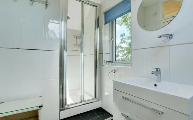 Luxurious,detached Holiday Home With Three Bathrooms and Parking