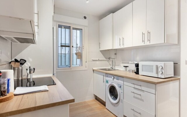 Bright & Modern Two Bed Apartment in Madrid