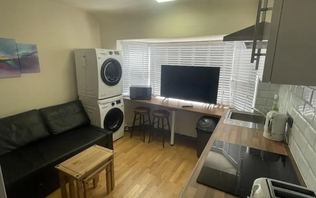Cosy Heathrow Apartment With 2 Bedrooms