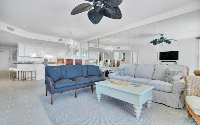 Beachfront Condo w/ View & Pool, Sleeps 8