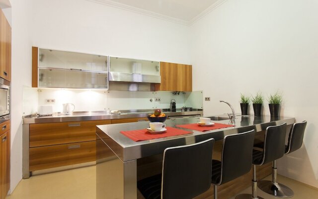 ALTIDO Elegant 3BR Apt w/workspace in Chiado