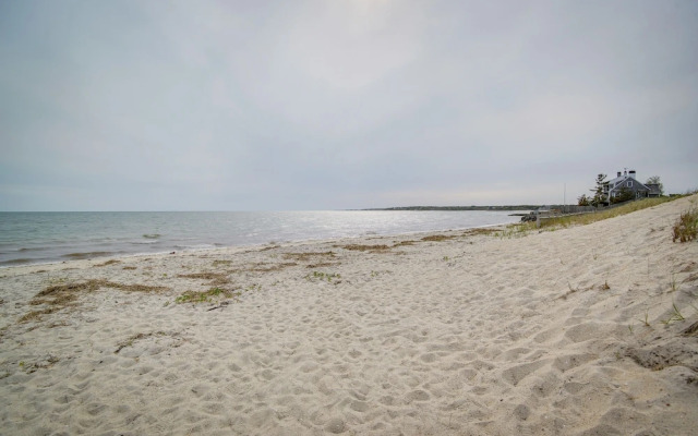 Walk to Beach: Chatham Getaway w/ Sunroom!