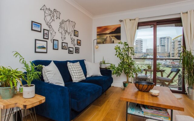 Modern 1 Bedroom Apartment With Balconies And Marina Views