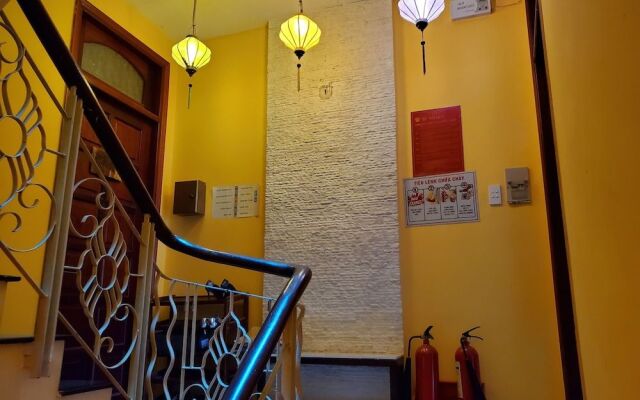 Grandma Lu - Banh Mi Coffee  Hostel