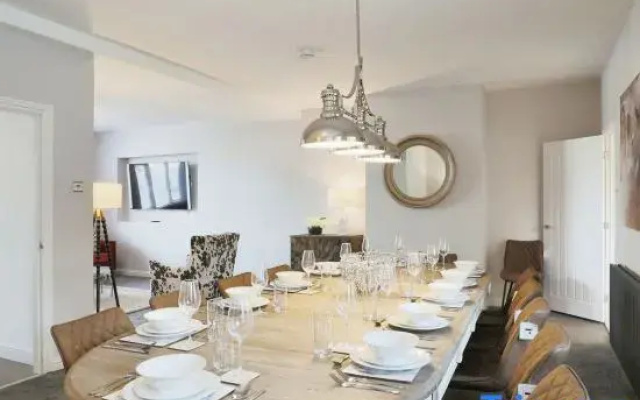 Large Luxury Home in Solihull - Sleeps 14 Near NEC & BHX