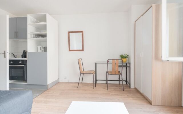 Studio With a Courtyard Place Gambetta