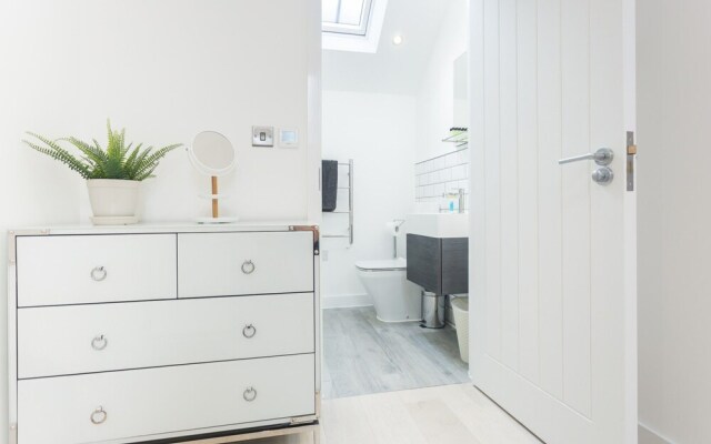 Chic & Newly Refurbished Townhouse in Bath