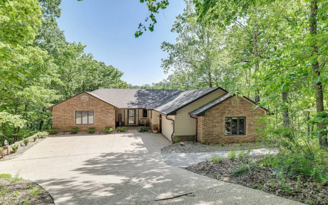 The Bella Vista Lakeside Treehouse: Dock & Kayaks!