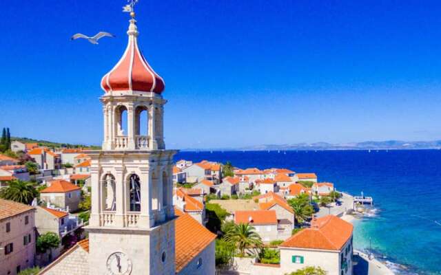 Nice 2-bedroom Private House, 50 m Beach, Sutivan