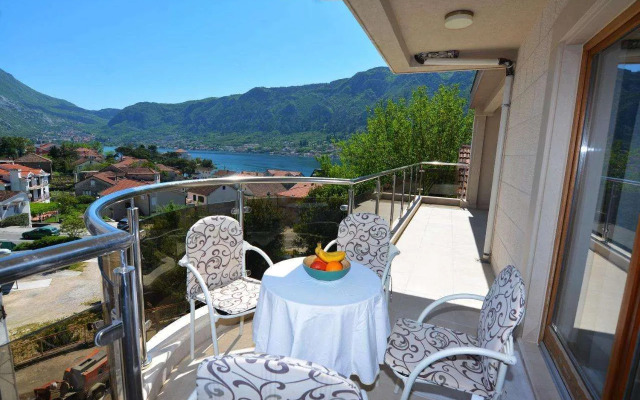 Three-Bedroom Holiday Home in Dobrota