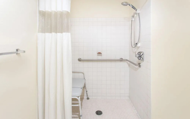 Baymont Inn & Suites Davenport