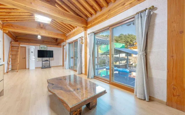 Gyeongju Adamwon Hanok Dokchae Pension