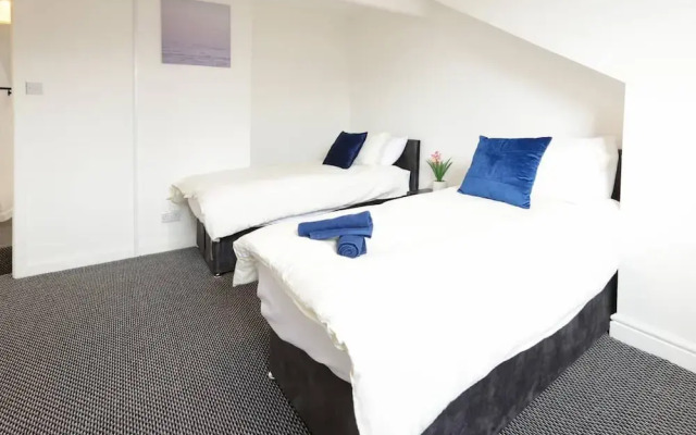 House-sleeps8-parking-garden